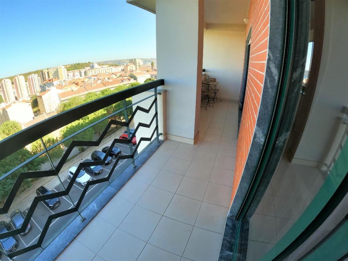 Lisbon 2 Bedroom Apartment With Balcony In Alges Algés Exterior foto